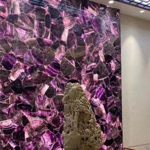 Wandgestaltung mit Amethyst-Hintergrund