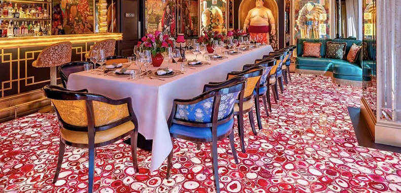 Il pavimento retroilluminato in agata rosa del ristorante Ivy Asia